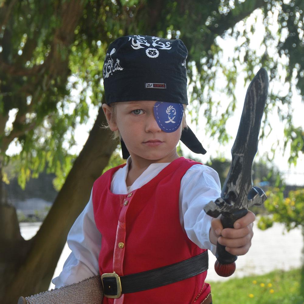 Kind in piratenpak met ooglapje, zwaard en zwarte piraten bandana