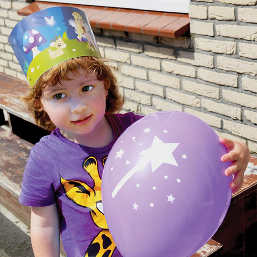 Kind met sparkle ballon met toverstaf design