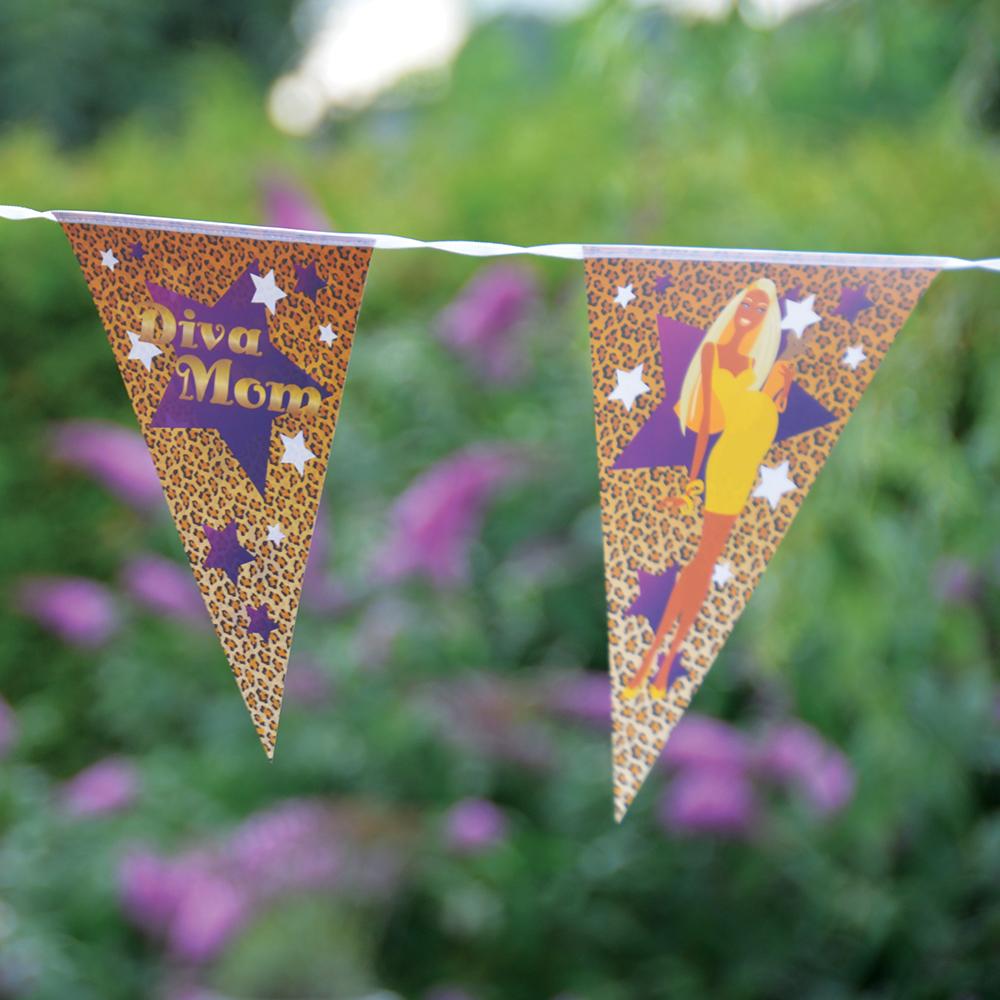 Opgehangen diva mom slingers in de tuin